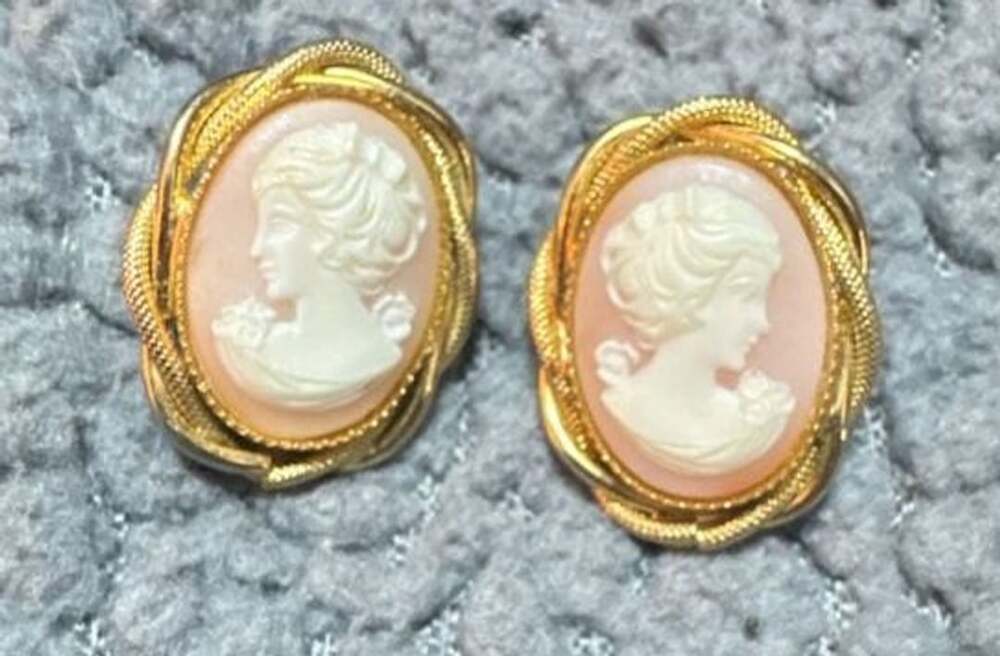 Vintage Gold Tone Cameo Clip On Earrings